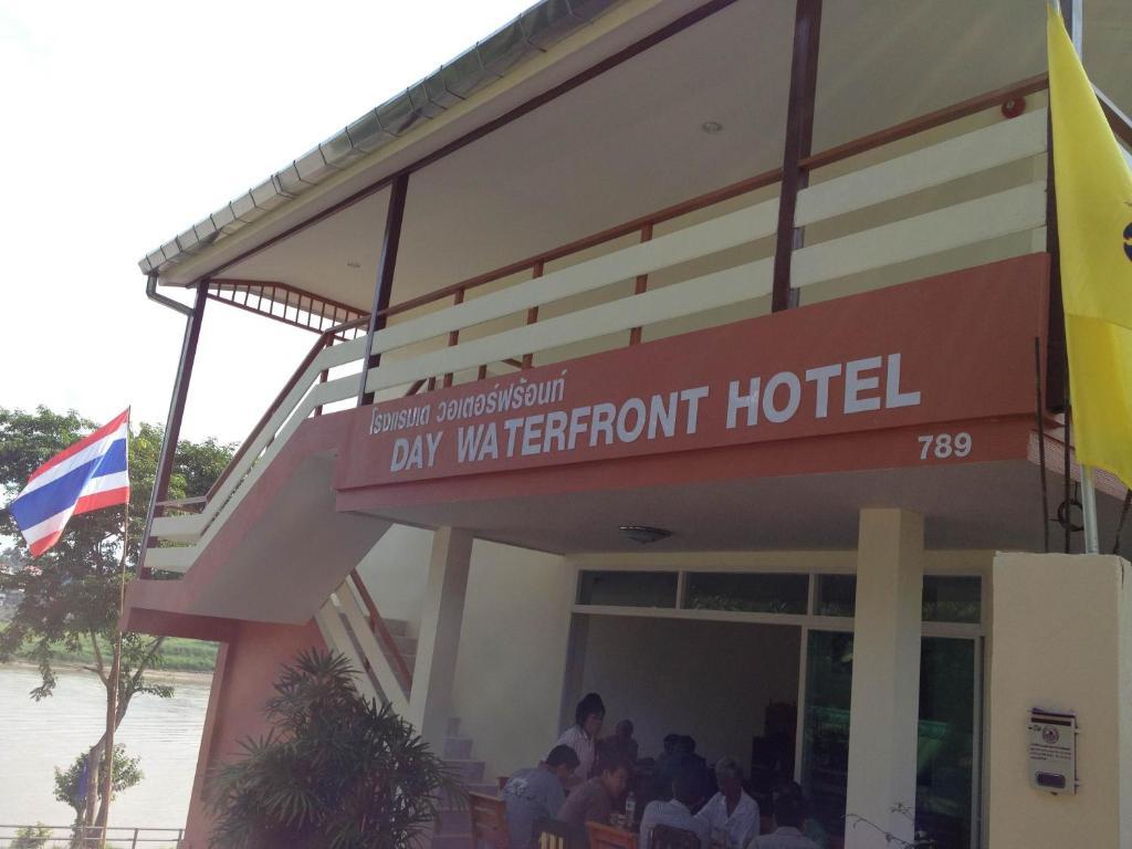 Day Waterfront Hotel 2*